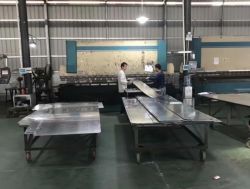 裝飾鋁單板車間做貨現(xiàn)場